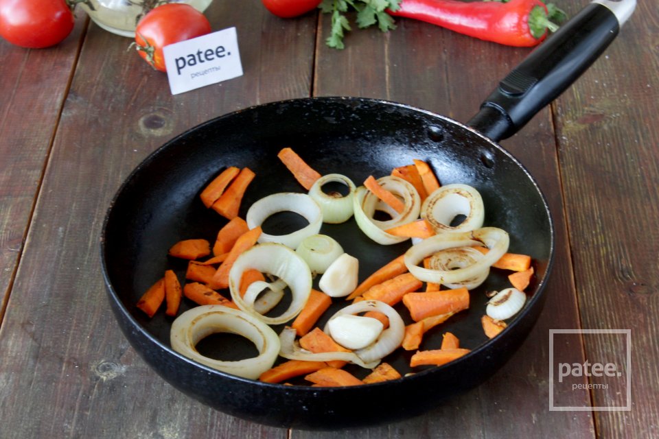 Карп в сухарях и гарнир из овощей на сковороде - Шаг 8