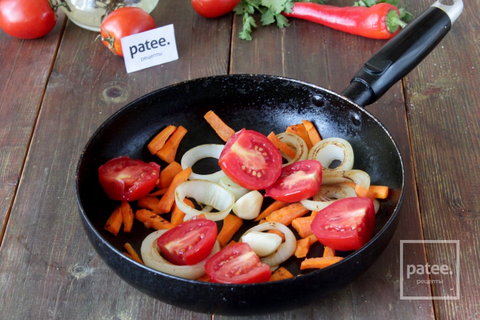 Карп в сухарях и гарнир из овощей на сковороде - Шаг 9