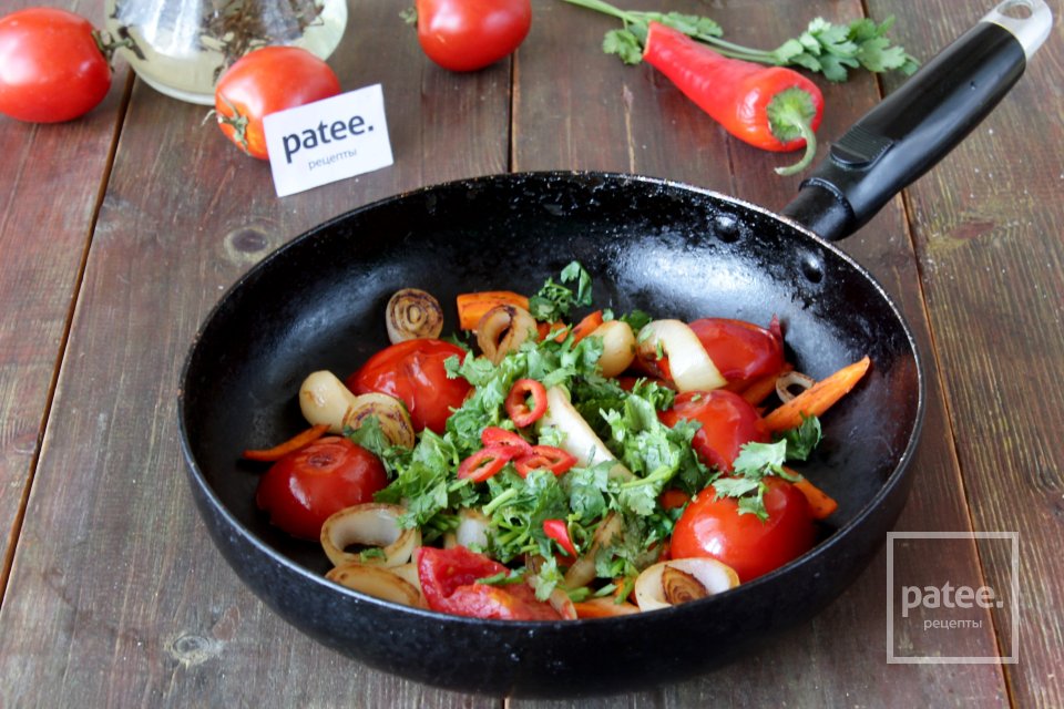 Карп в сухарях и гарнир из овощей на сковороде - Шаг 11