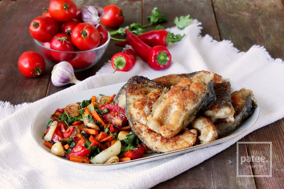 Карп в сухарях и гарнир из овощей на сковороде - Шаг 12