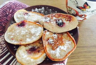 Дрожжевые оладушки с вишней