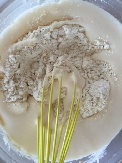 Дрожжевые оладушки с вишней - Шаг 4