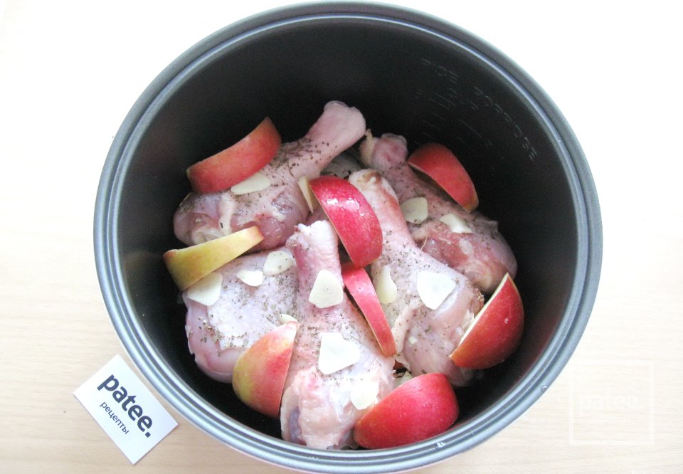 Куриные голени с яблоками и сливками в мультиварке - Шаг 7