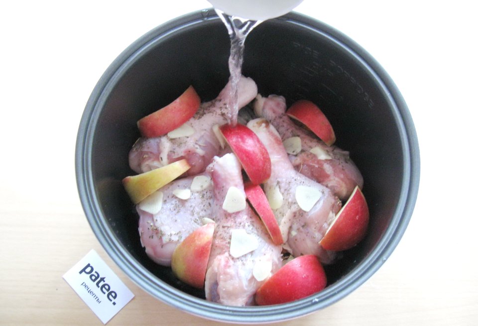 Куриные голени с яблоками и сливками в мультиварке - Шаг 8