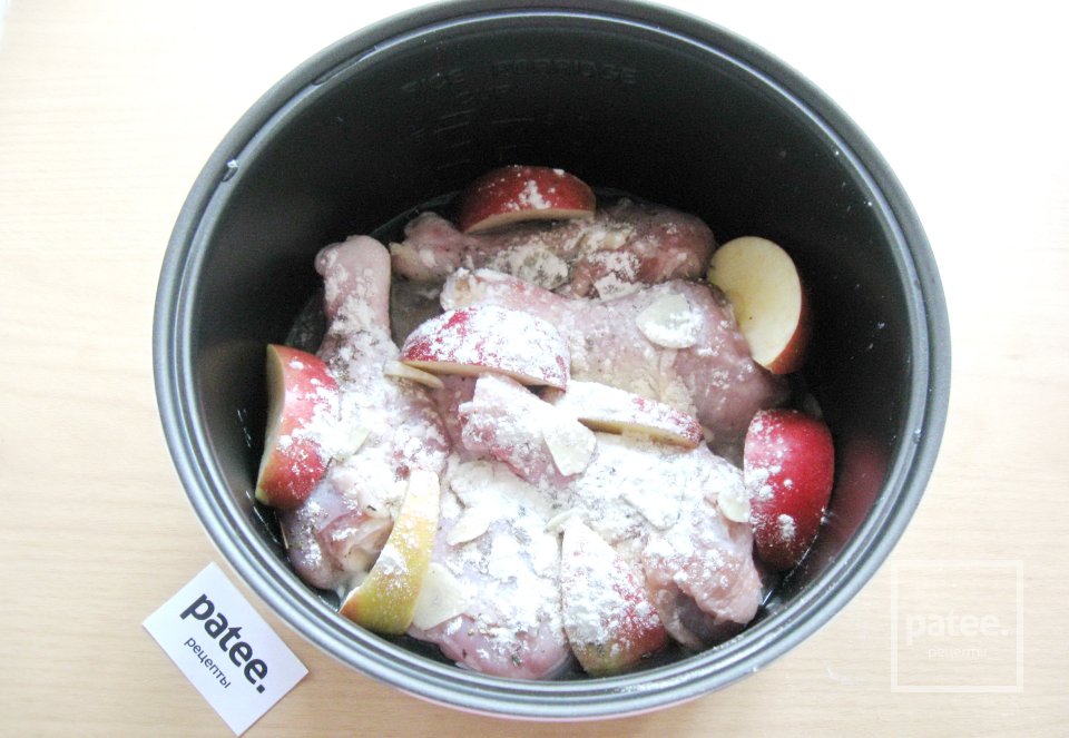 Куриные голени с яблоками и сливками в мультиварке - Шаг 9