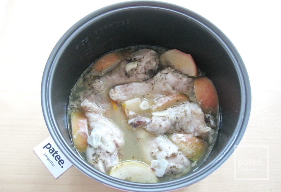 Куриные голени с яблоками и сливками в мультиварке - Шаг 10