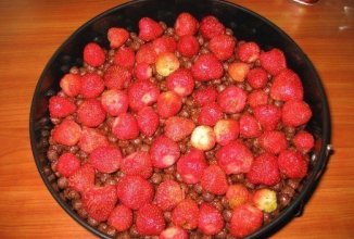 Клубничный торт без выпечки