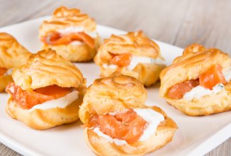 ПРОФИТРОЛИ СО СЛИВОЧНЫМ СЫРОМ И ЛОСОСЕМ