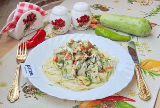 Куриная грудка с кабачками в сливочном соусе