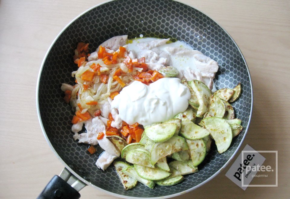 Куриная грудка с кабачками в сливочном соусе - Шаг 12