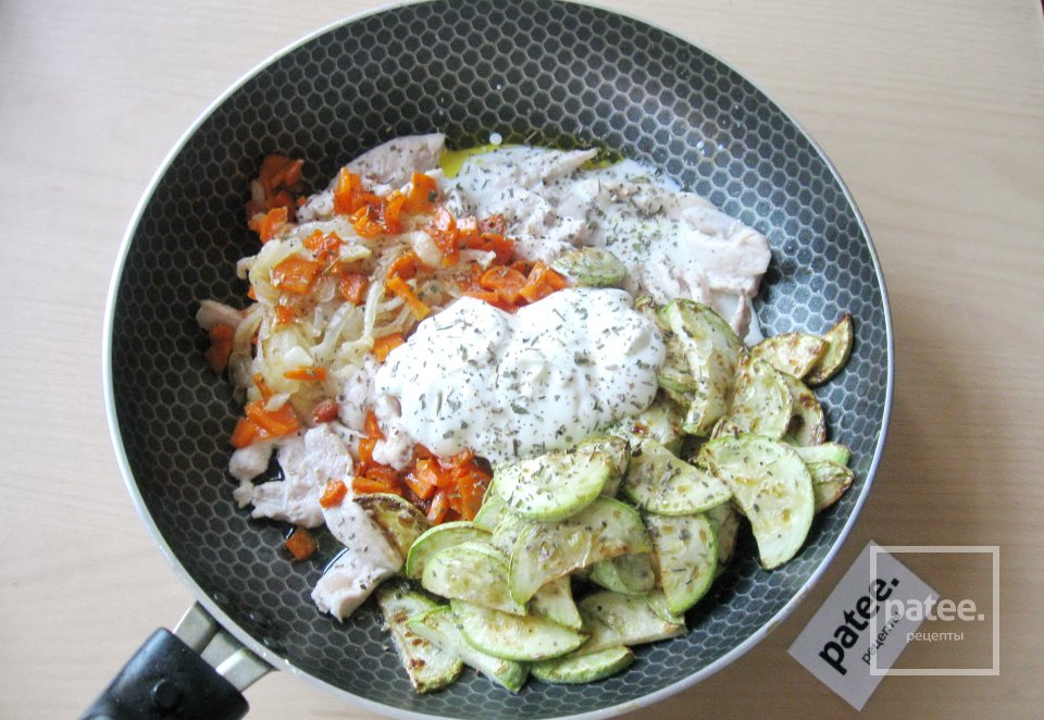 Куриная грудка с кабачками в сливочном соусе - Шаг 13