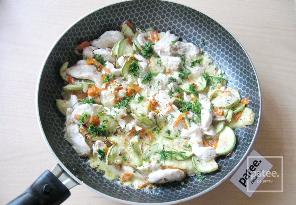 Куриная грудка с кабачками в сливочном соусе - Шаг 15