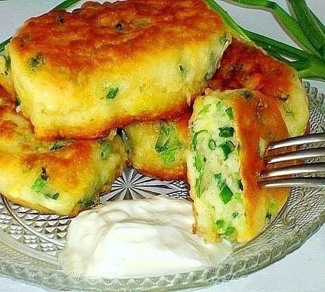 Самые ленивые пирожки с яйцом и зелёным луком.
