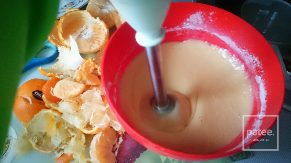 Бисквит с мандаринами и персиками - Шаг 1