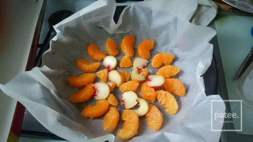 Бисквит с мандаринами и персиками - Шаг 2