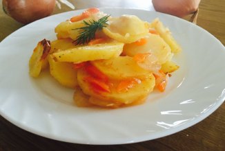 Картофель запечённый в рукаве с луком и морковью