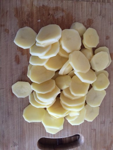 Картофель запечённый в рукаве с луком и морковью - Шаг 1