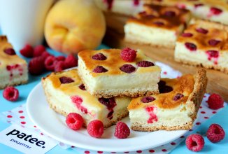 Пирог с творогом и малиной