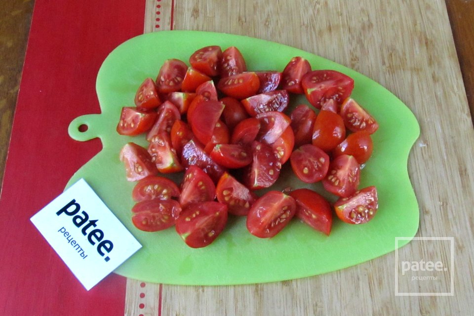 Салат с помидорами, сладким перцем и брынзой - Шаг 2