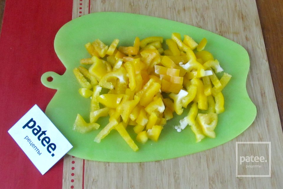 Салат с помидорами, сладким перцем и брынзой - Шаг 4