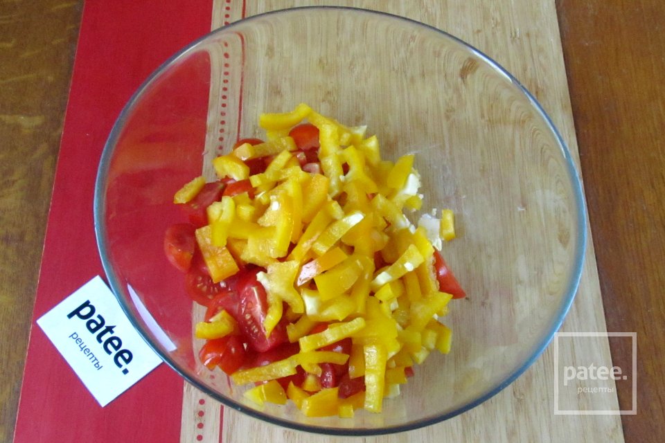 Салат с помидорами, сладким перцем и брынзой - Шаг 6