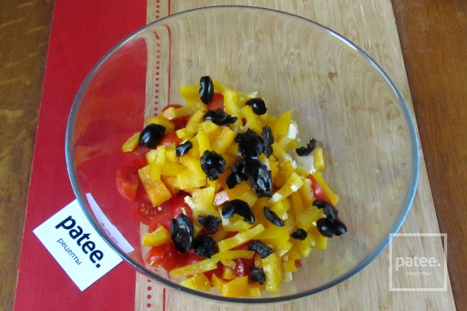 Салат с помидорами, сладким перцем и брынзой - Шаг 7