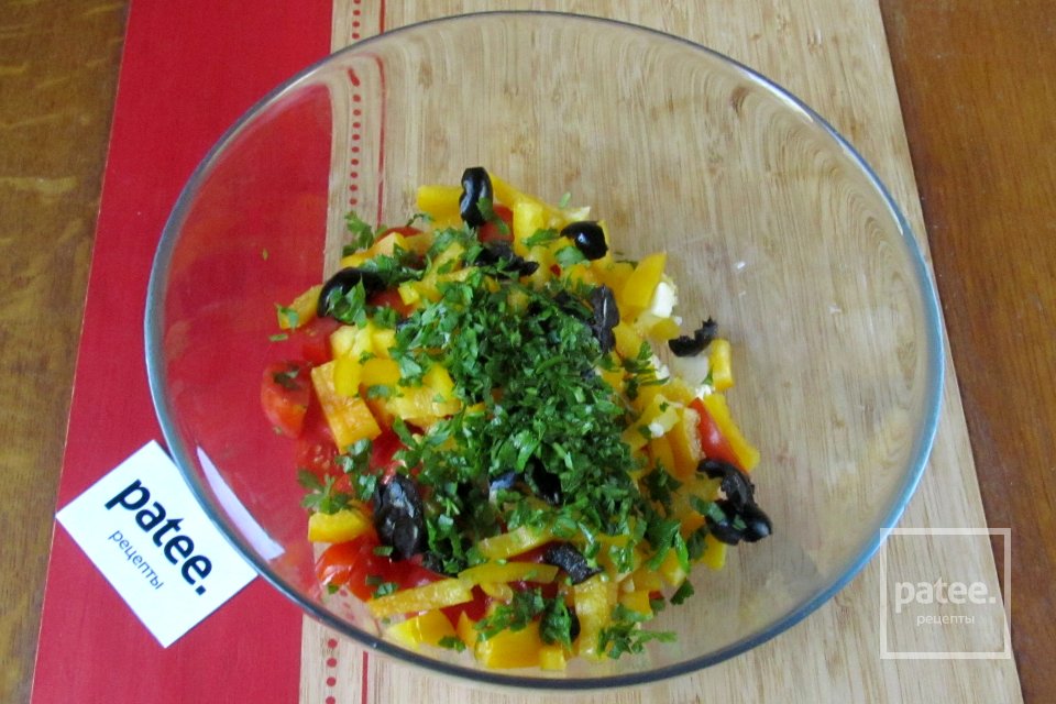 Салат с помидорами, сладким перцем и брынзой - Шаг 8