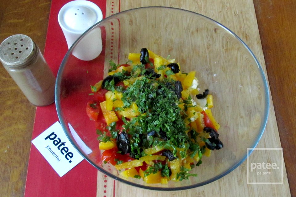 Салат с помидорами, сладким перцем и брынзой - Шаг 9