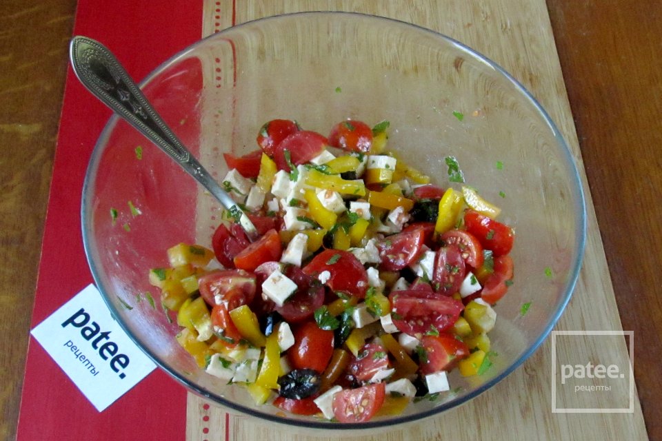 Салат с помидорами, сладким перцем и брынзой - Шаг 12