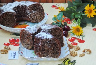 Кекс с вареньем и орехами