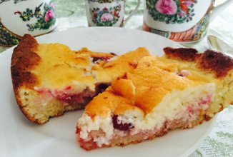 Сметанник с творогом и ягодами