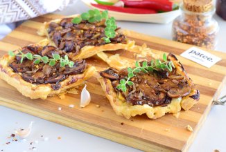 Тарт с карамелизированным луком и шампиньонами