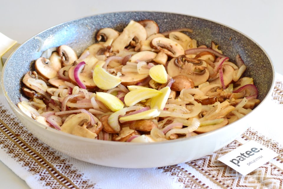 Тарт с карамелизированным луком и шампиньонами - Шаг 8