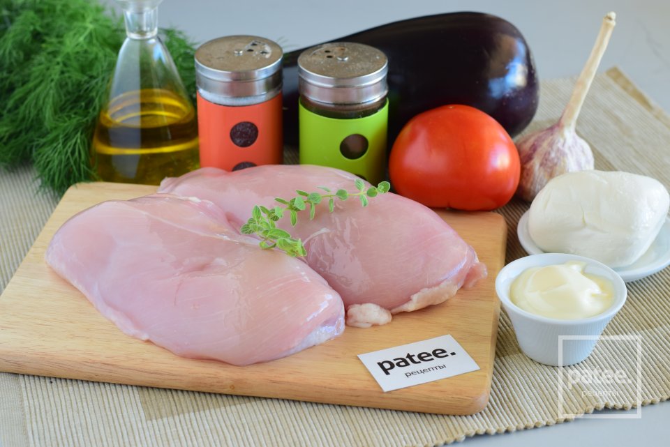 Куриная грудка, запеченная с томатами и баклажанами - Шаг 1