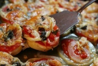 Кабачки с луком и помидором