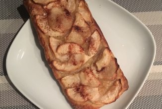 Булочка с яблоком и корицей