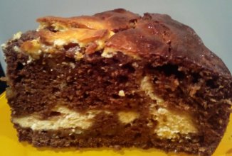 Пирог с яблоками и творожной начинкой.