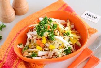 Капустный салат с дайконом и яблоком