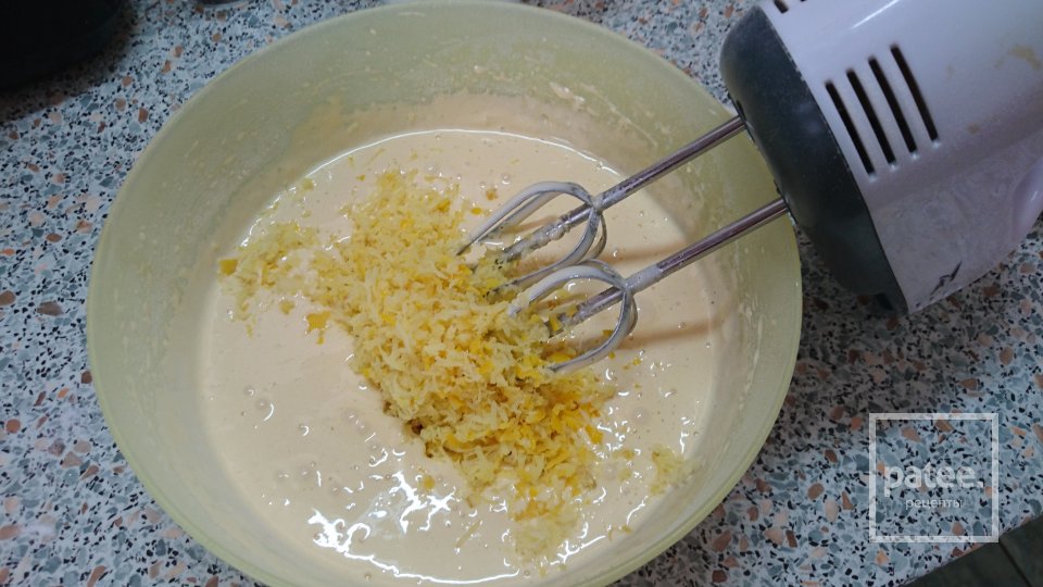 Лимонный бисквит в мультиварке со сметанным кремом и глянцевой шоколадной глазурью - Шаг 3