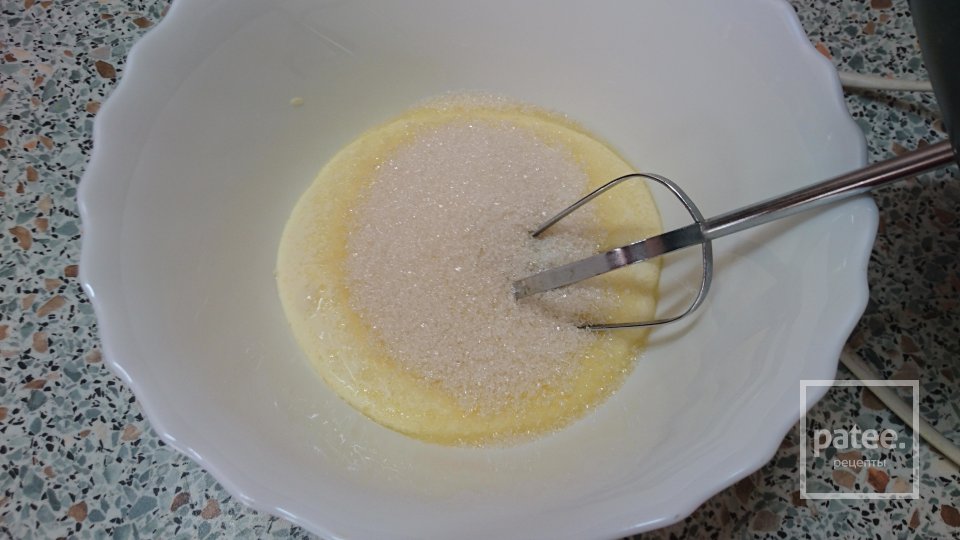 Лимонный бисквит в мультиварке со сметанным кремом и глянцевой шоколадной глазурью - Шаг 6