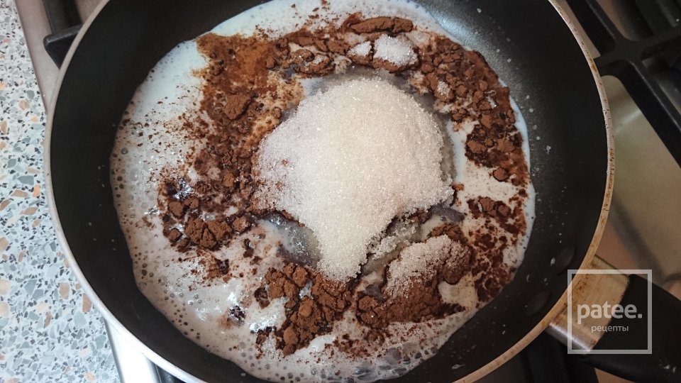 Лимонный бисквит в мультиварке со сметанным кремом и глянцевой шоколадной глазурью - Шаг 8