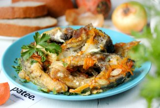 Рыба с луком и морковью в сметане