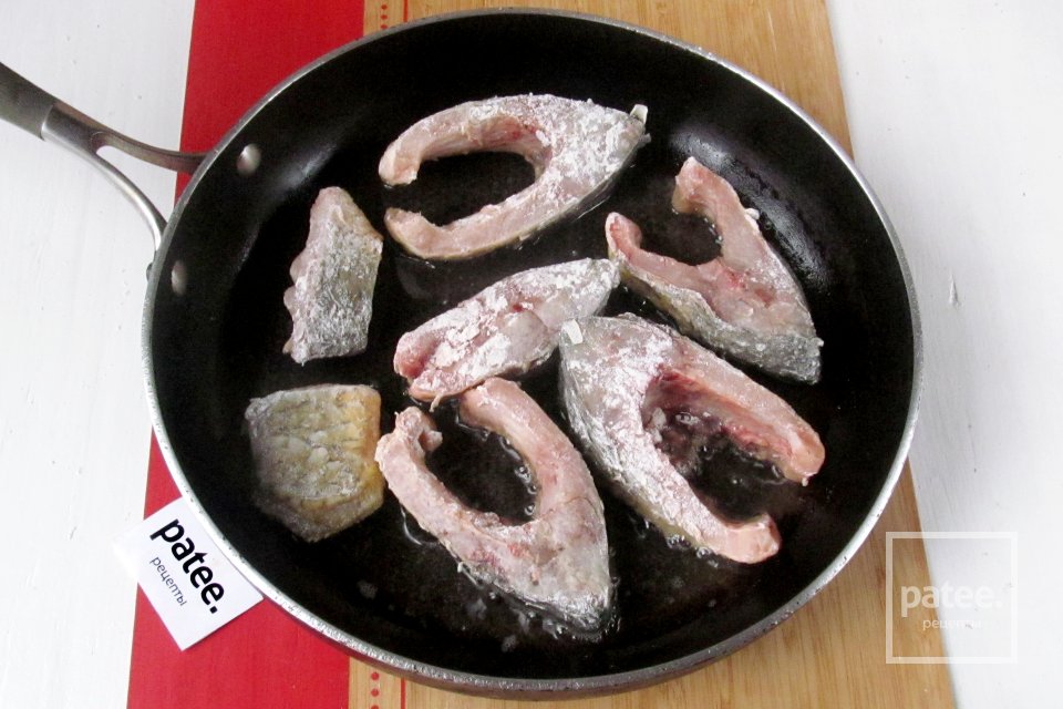 Рыба с луком и морковью в сметане - Шаг 6