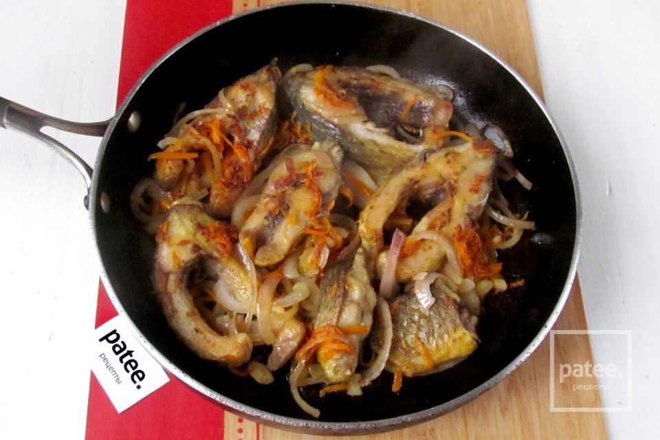 Рыба с луком и морковью в сметане - Шаг 10