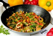 Морепродукты с перцем и яйцом