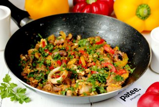 Морепродукты с перцем и яйцом