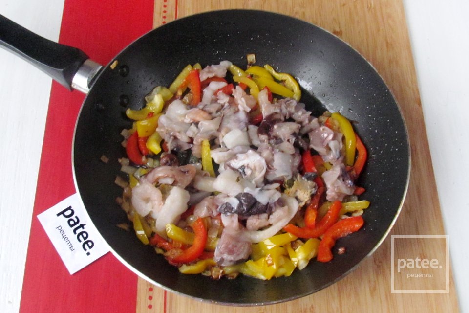 Морепродукты с перцем и яйцом - Шаг 6