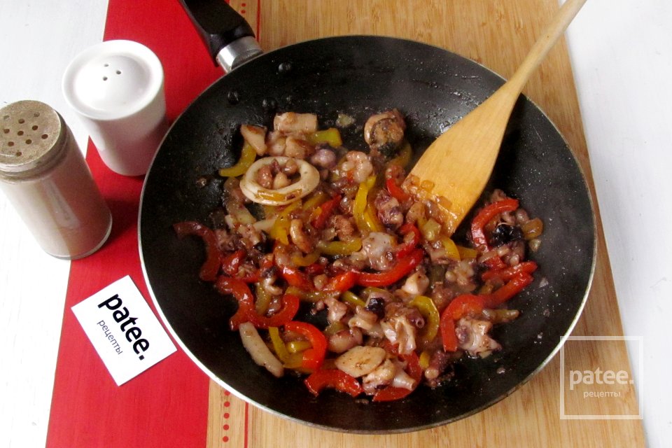 Морепродукты с перцем и яйцом - Шаг 7