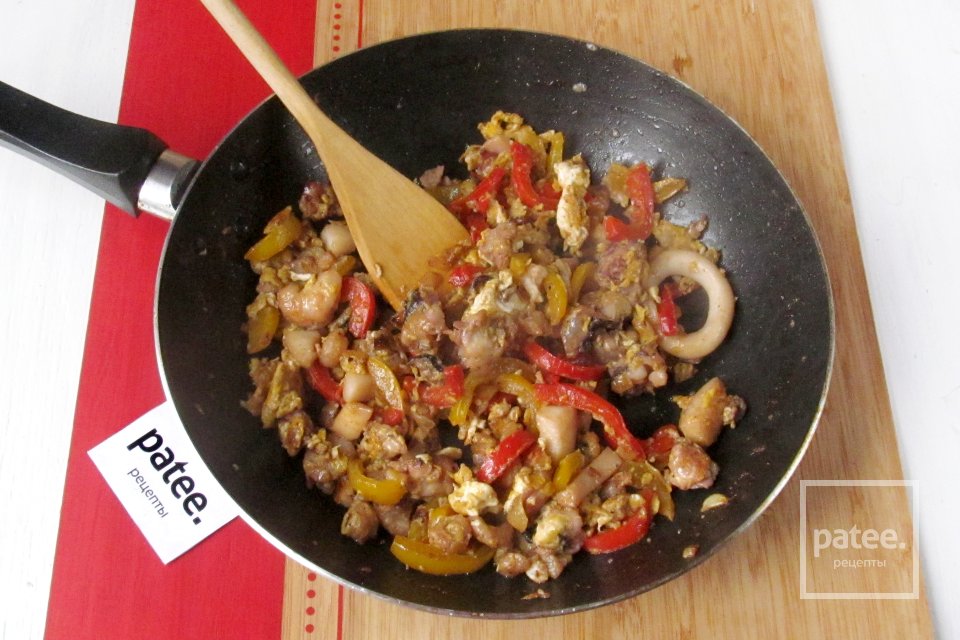 Морепродукты с перцем и яйцом - Шаг 9