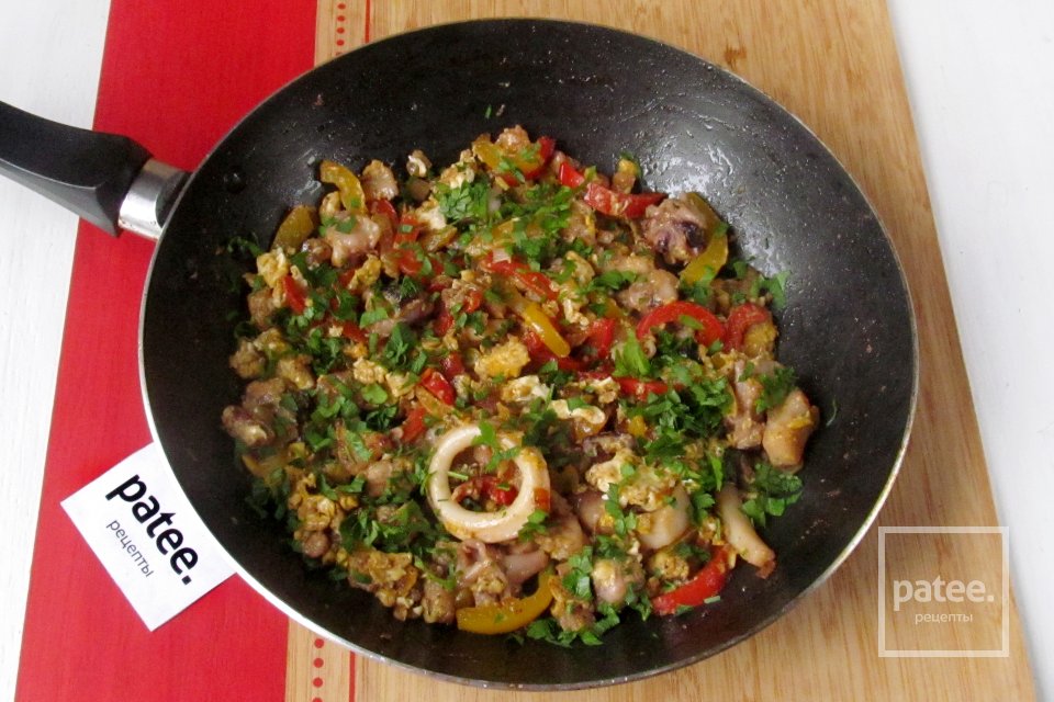 Морепродукты с перцем и яйцом - Шаг 11